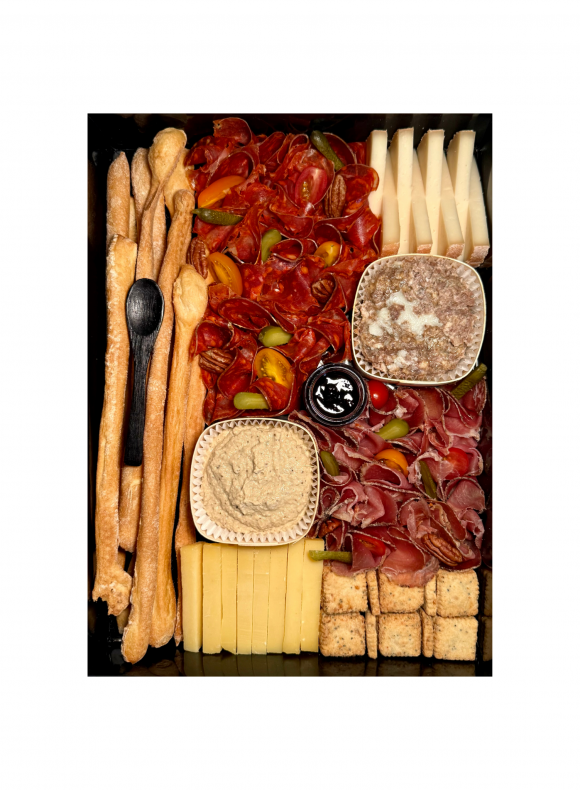 Box apéro gourmet livrée à Paris avec fromage, charcuterie et condiments
