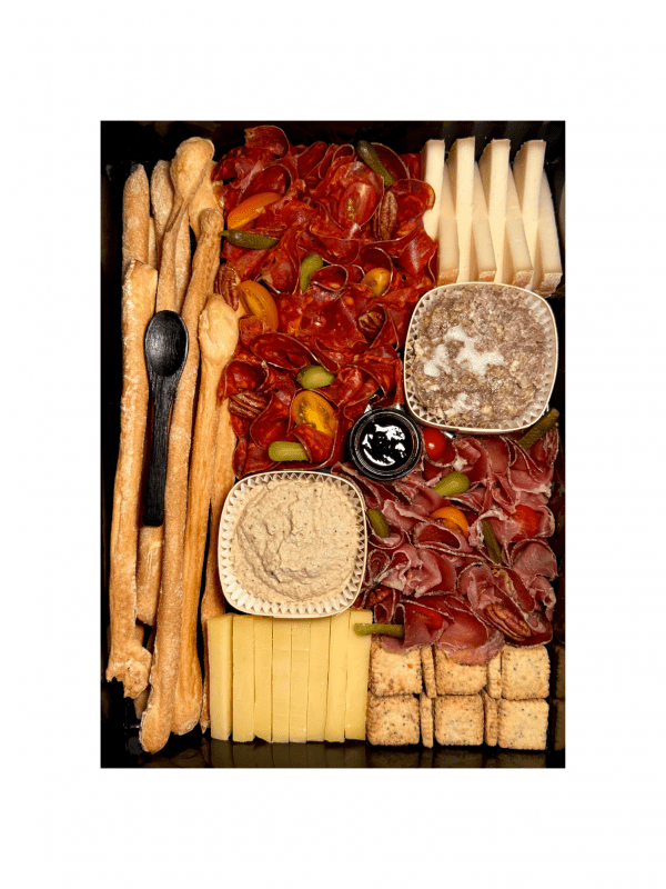 Box apéro gourmet livrée à Paris avec fromage, charcuterie et condiments