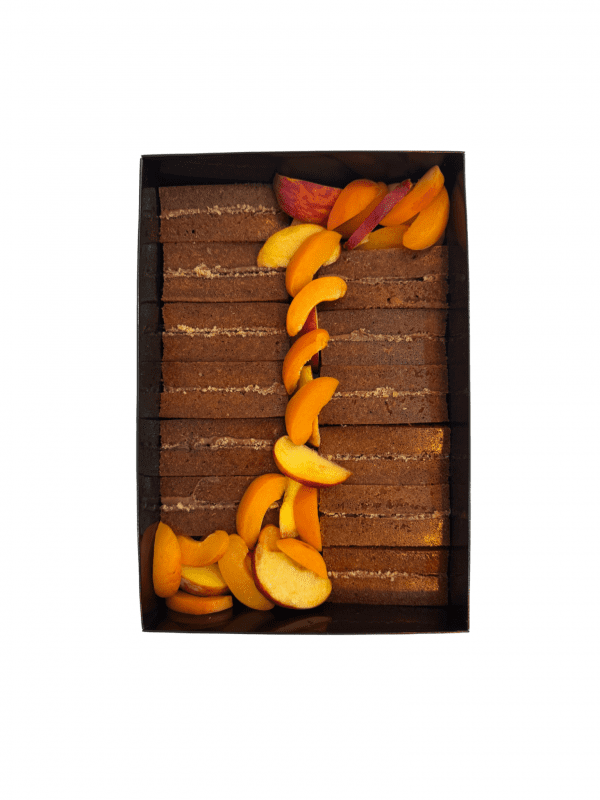 Plateau sucré chocolaté avec fruits frais, mignardises et douceurs maison – livraison Paris