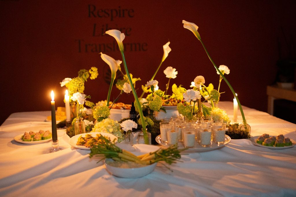 Table de cocktail dressée aux chandelles et arums blancs par Rosy Paris