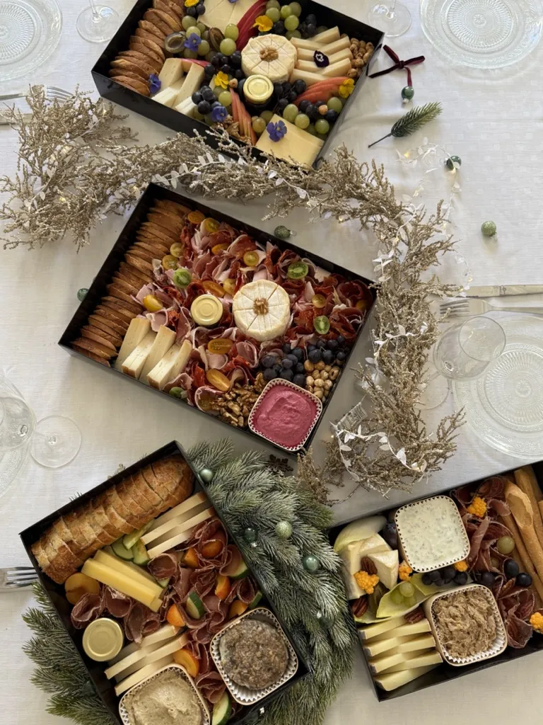 Plateaux apéritifs de Noël Rosy Paris sur une table de fête